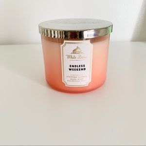 White Barn 3 Wick candle in Endless Weekend ☀️